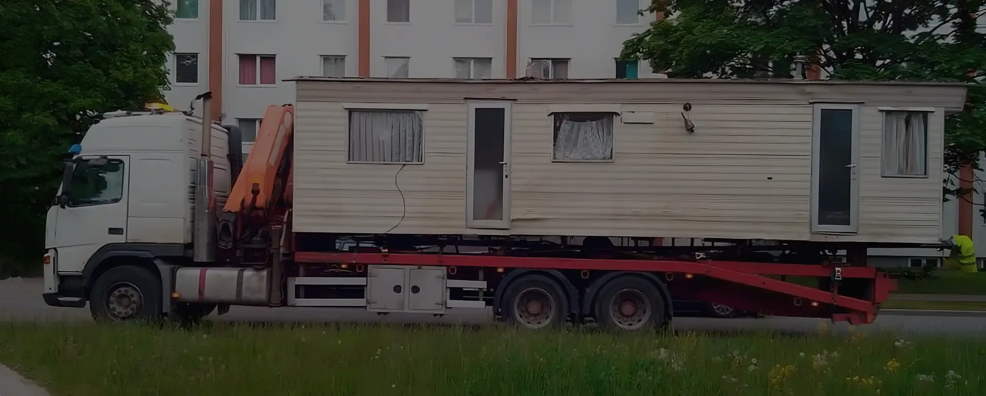 Получить онлайн цены на доставку низким тралом дом вагона в городе Артёмовский (Уральский округ - Свердловская область) на сайте самостоятельно